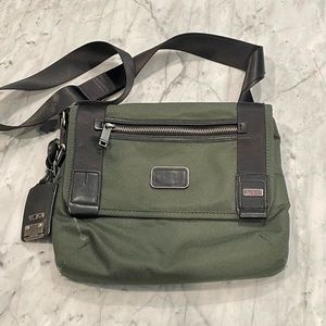 TUMI MESSENGER SATCHEL EUC sure to keep you organized on the go!